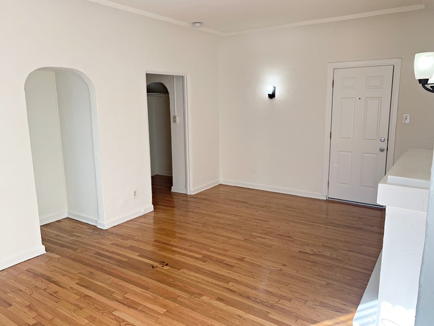 Los Angeles Apartment: 654 S Dunsmuir Ave
