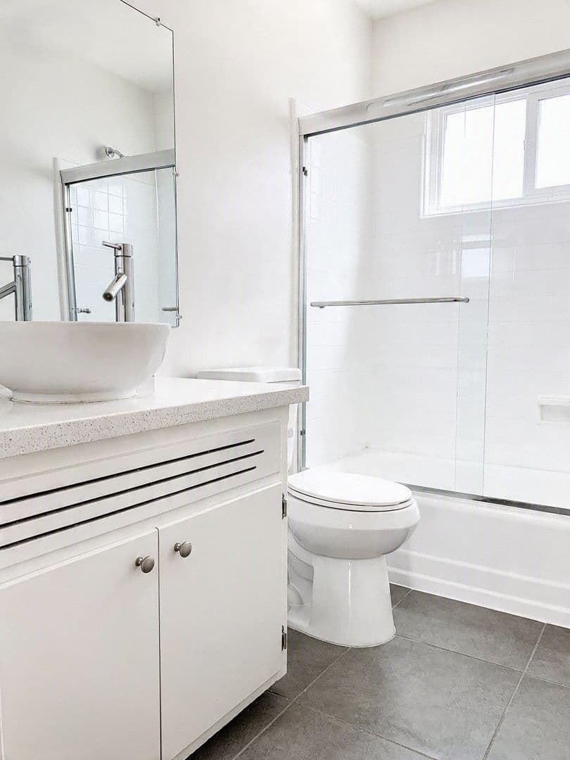 Los Angeles Apartment: 1851 Winona Blvd (Chatelet)