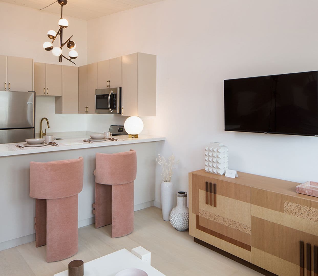Los Angeles Apartment: 6871 Franklin Ave