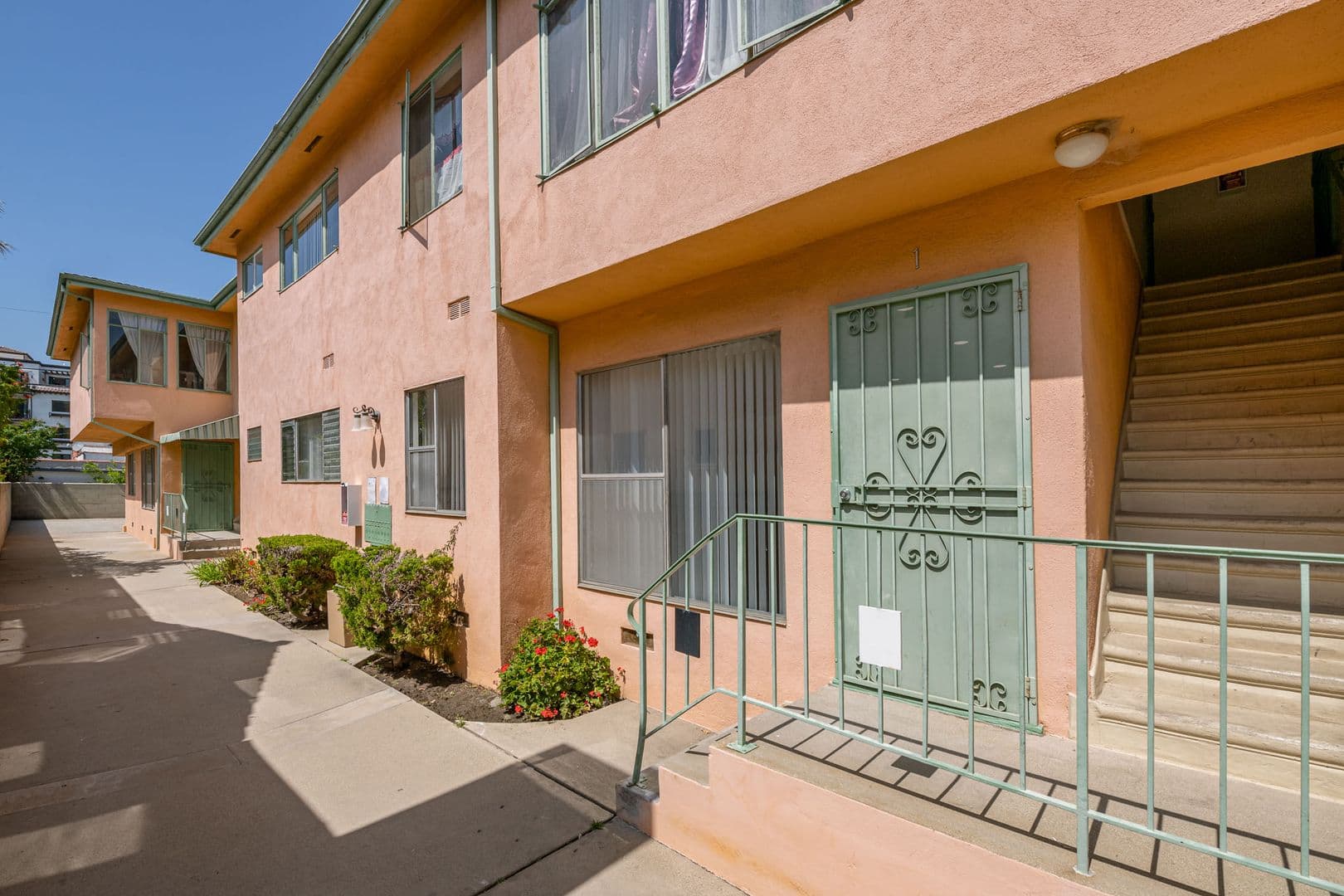 Los Angeles Apartment: 1339 S Ogden Dr