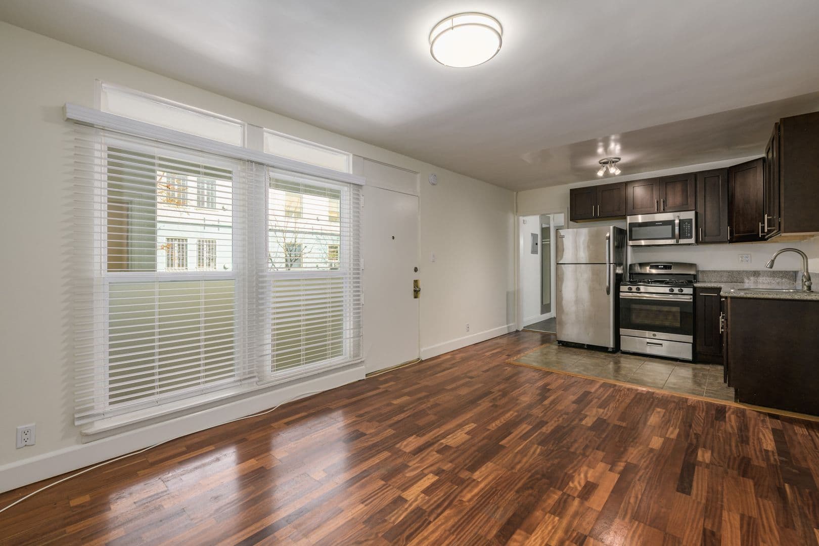 Los Angeles Apartment: 6871 Franklin Ave