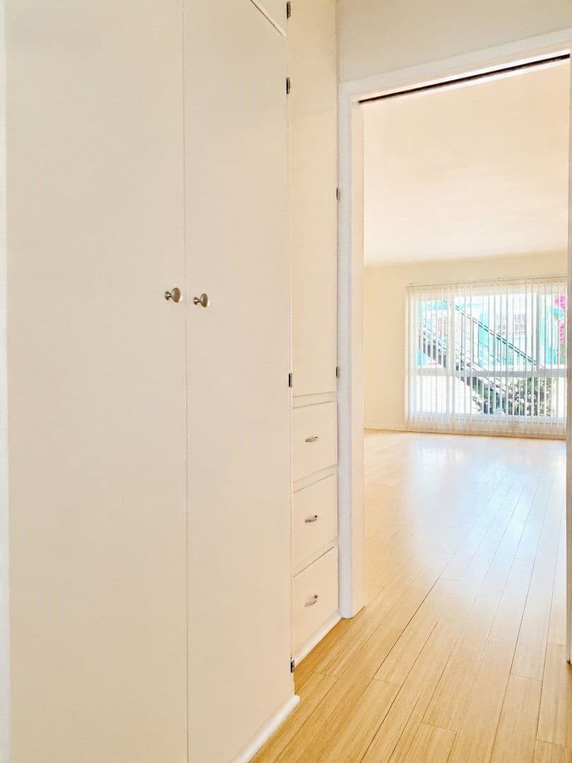 Los Angeles Apartment: 1851 Winona Blvd (Chatelet)