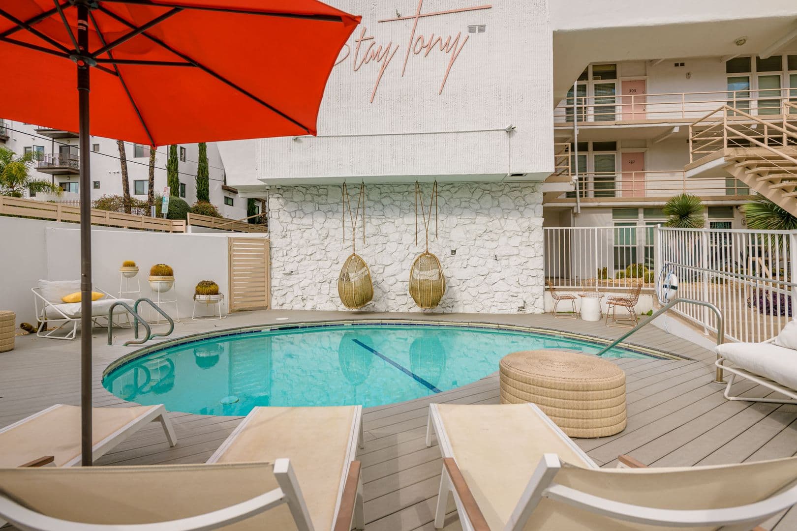 Los Angeles Apartment: 6871 Franklin Ave