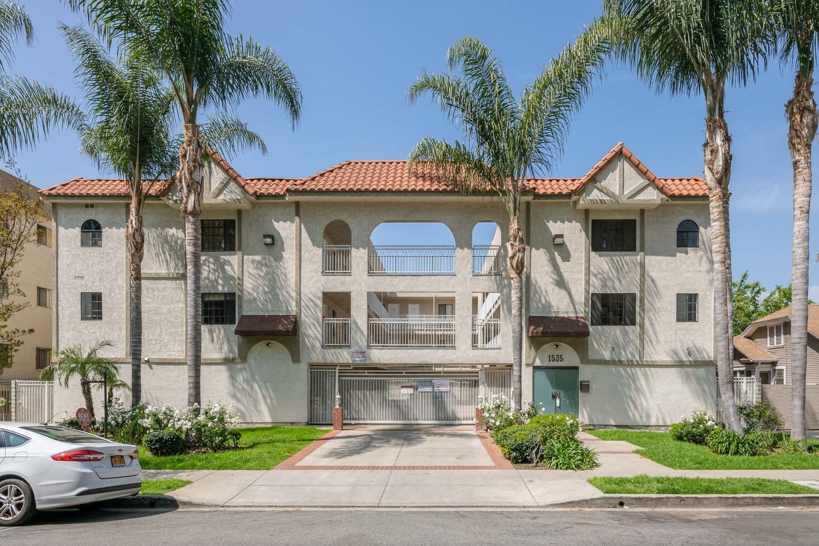 Los Angeles Apartment: 1535 N Kenmore Ave