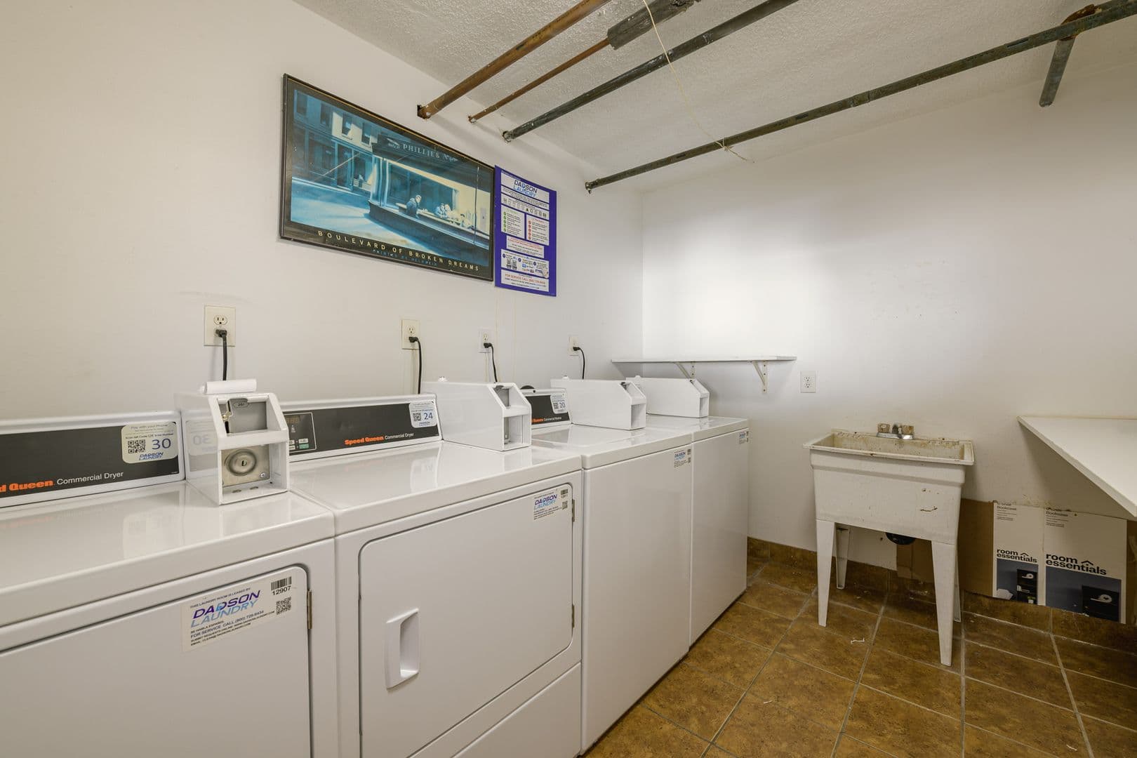 Los Angeles Apartment: 6871 Franklin Ave