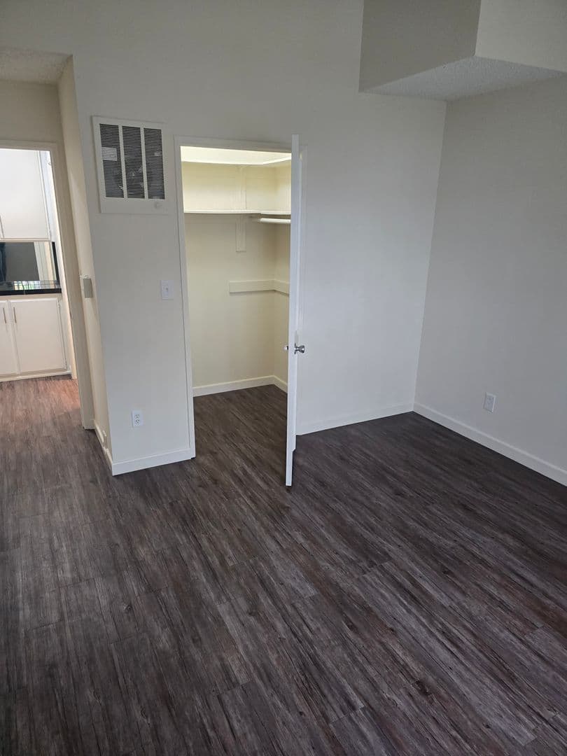Los Angeles Apartment: 9801 Tabor Street