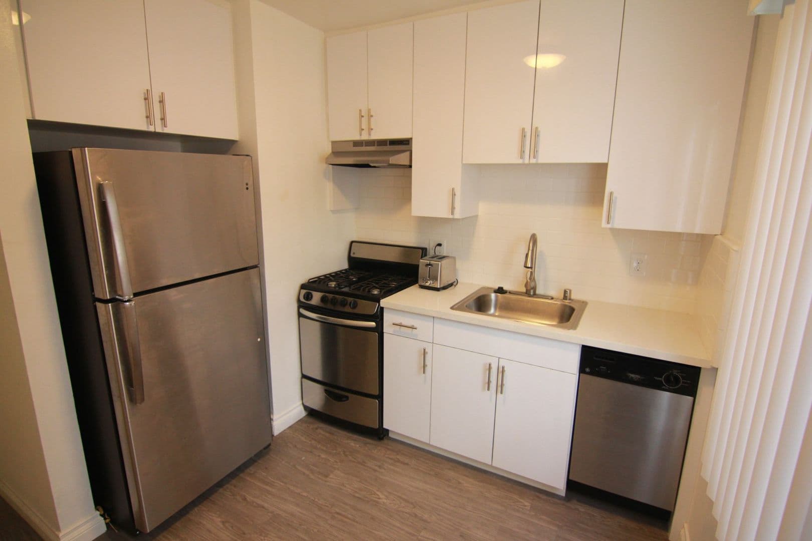 West Hollywood Apartment: 1136 N Ogden Dr