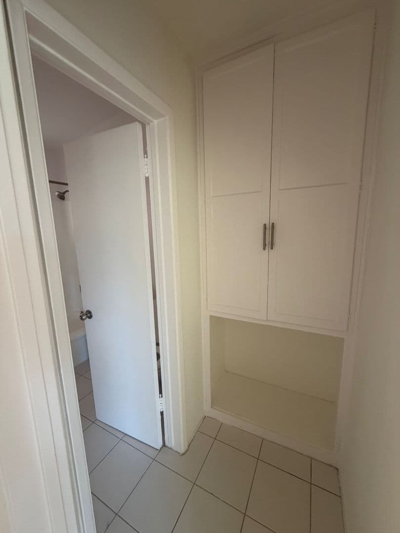 West Hollywood Apartment: 1326 N Flores Street