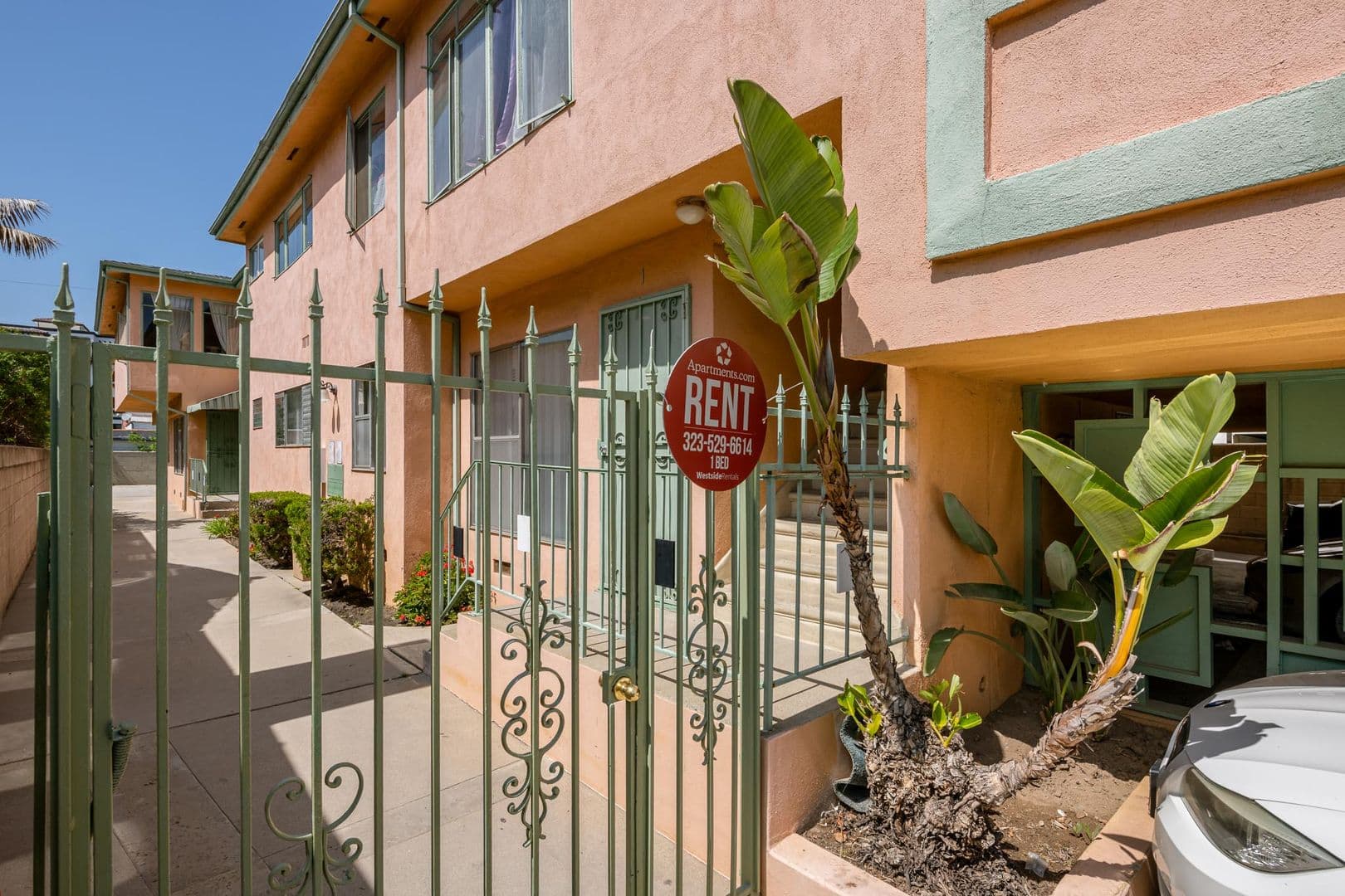 Los Angeles Apartment: 1339 S Ogden Dr