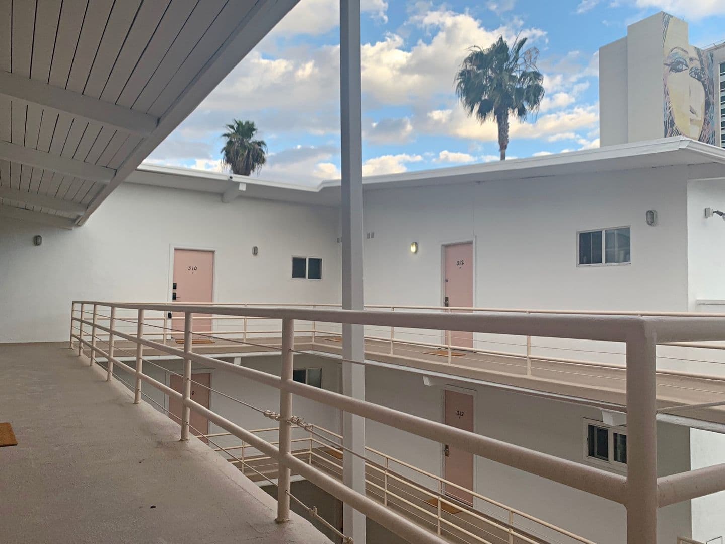 Los Angeles Apartment: 6871 Franklin Ave