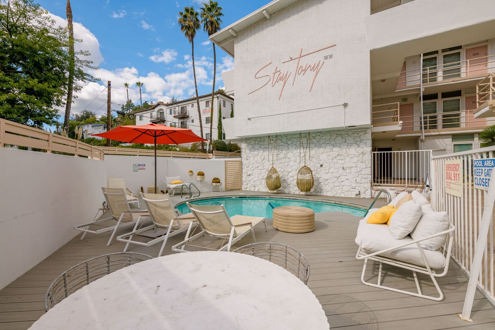 Los Angeles Apartment: 6871 Franklin Ave
