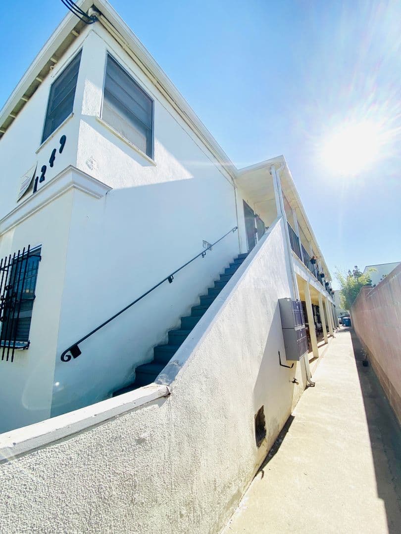 Los Angeles Apartment: 1249 N Edgemont Street