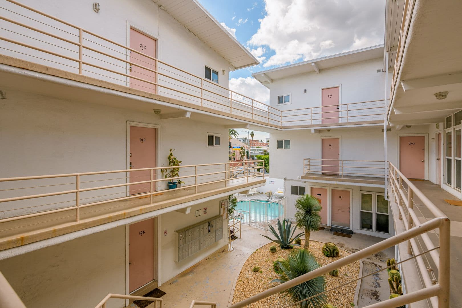 Los Angeles Apartment: 6871 Franklin Ave