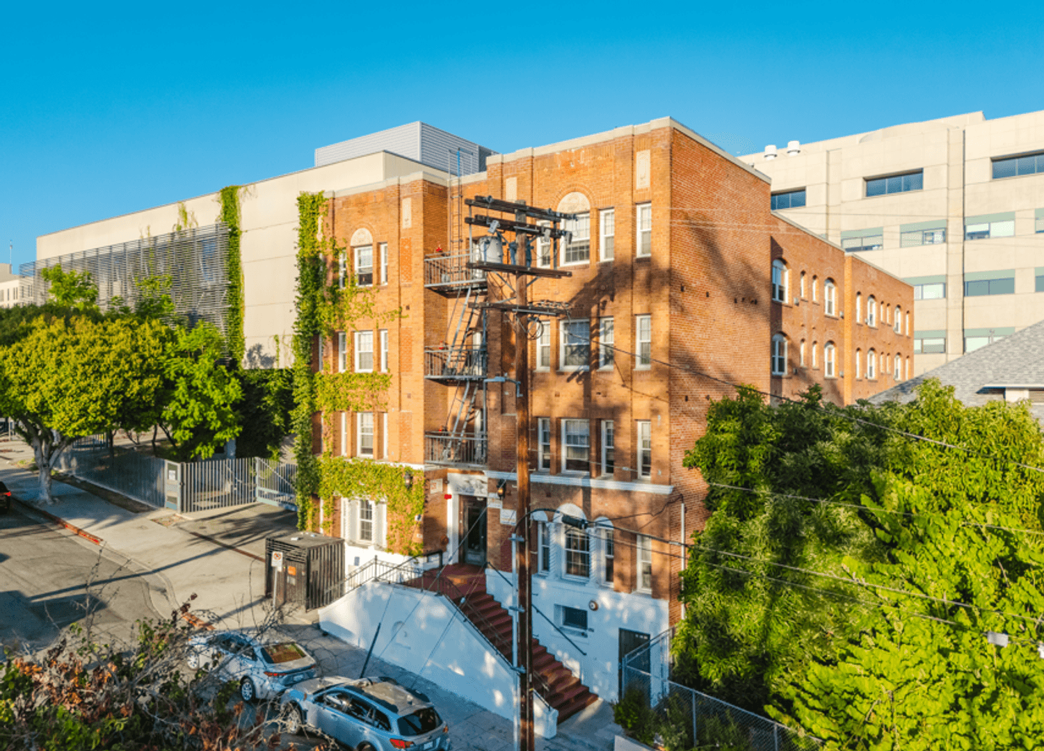 Los Angeles Apartment: 412 S Lake Street