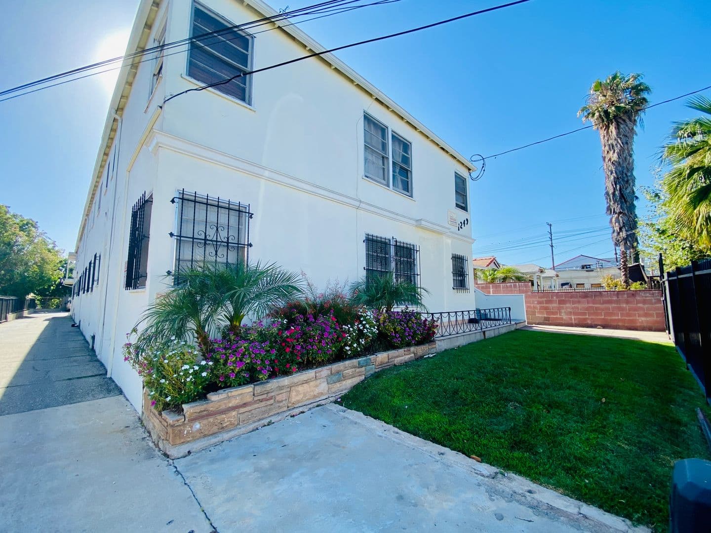 Los Angeles Apartment: 1249 N Edgemont Street