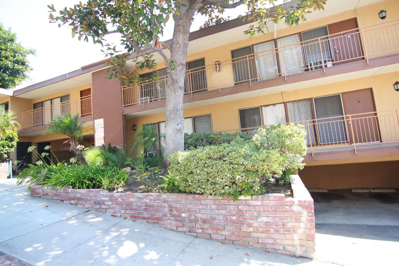 West Hollywood Apartment: 1326 N Flores Street