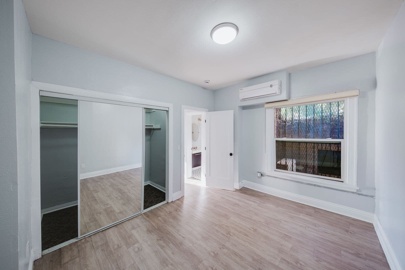 Los Angeles Apartment: 412 S Lake Street