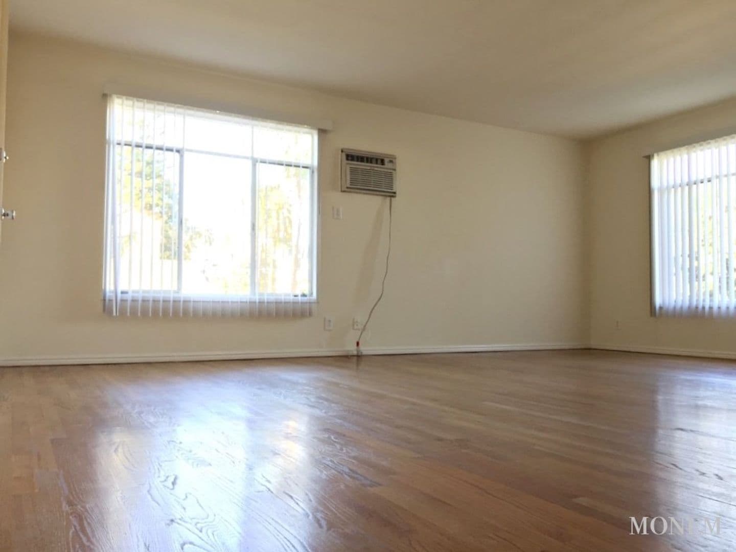 Los Angeles Apartment: 2001 N Beachwood Dr