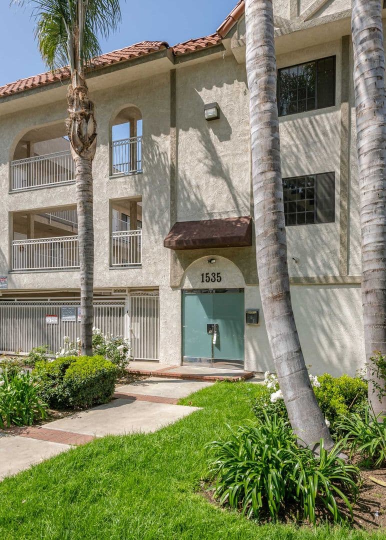 Los Angeles Apartment: 1535 N Kenmore Ave