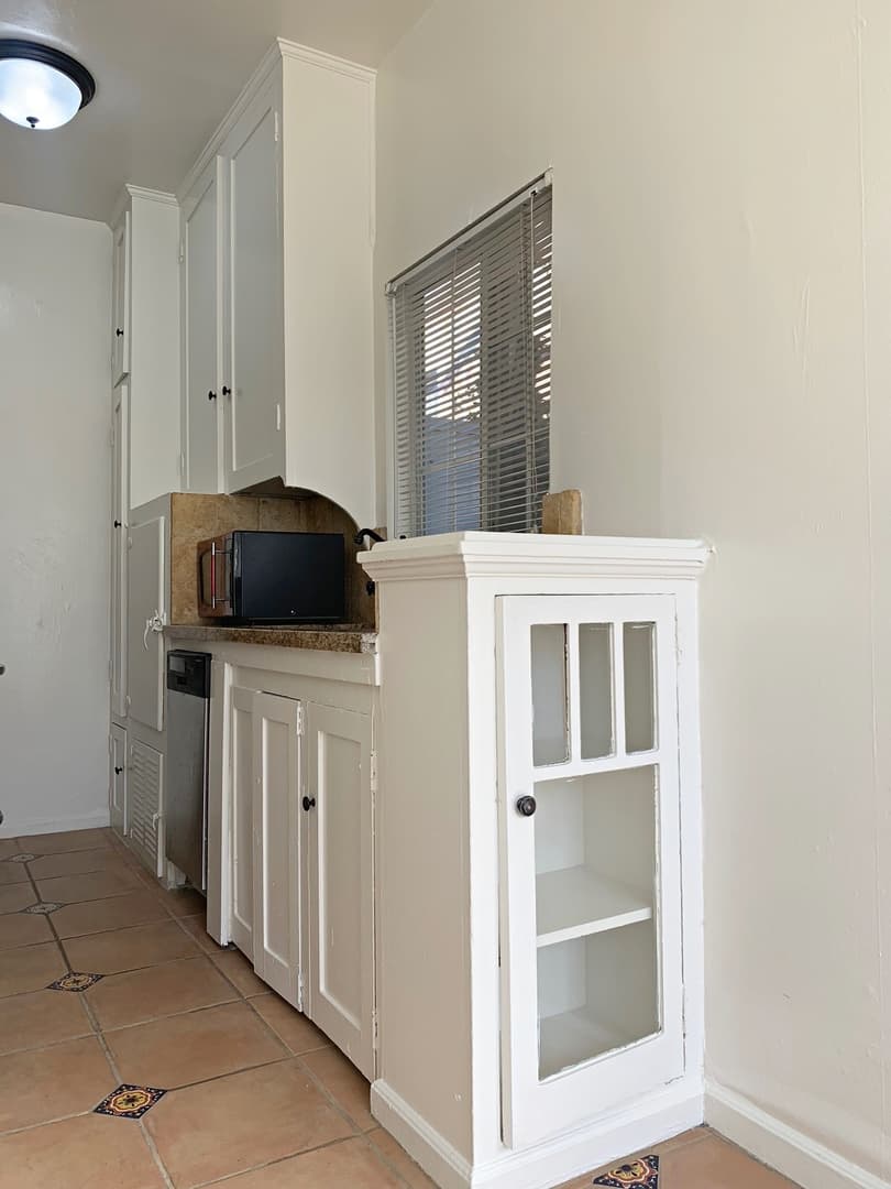Los Angeles Apartment: 654 S Dunsmuir Ave