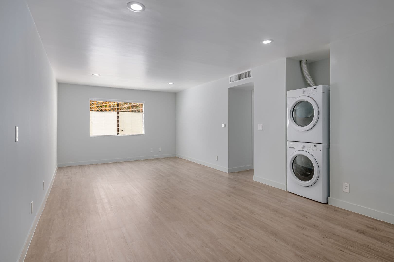Los Angeles Apartment: 1535 N Kenmore Ave