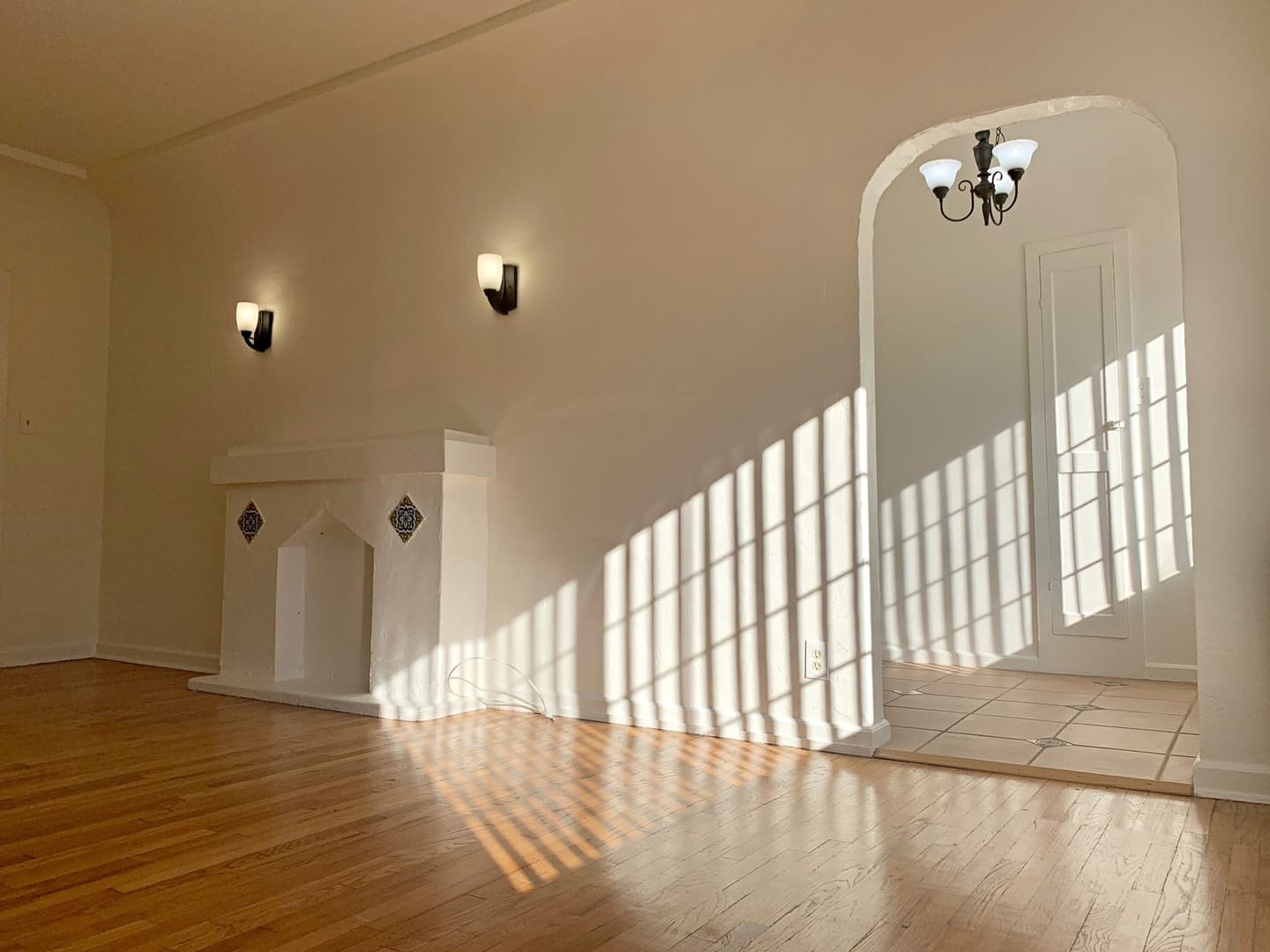 Los Angeles Apartment: 654 S Dunsmuir Ave