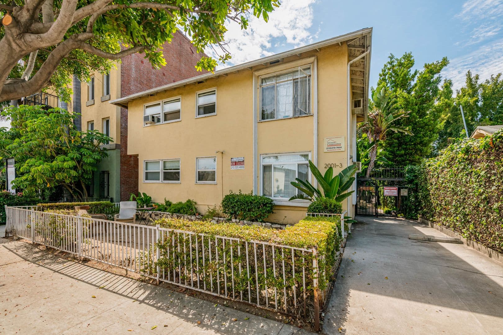 Los Angeles Apartment: 2001 N Beachwood Dr