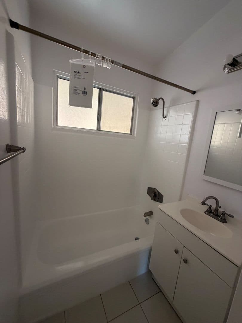 West Hollywood Apartment: 1326 N Flores Street