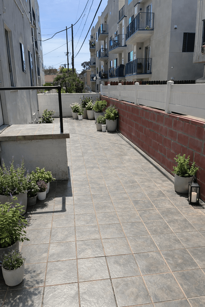 Los Angeles Apartment: 1317 N Bronson Ave