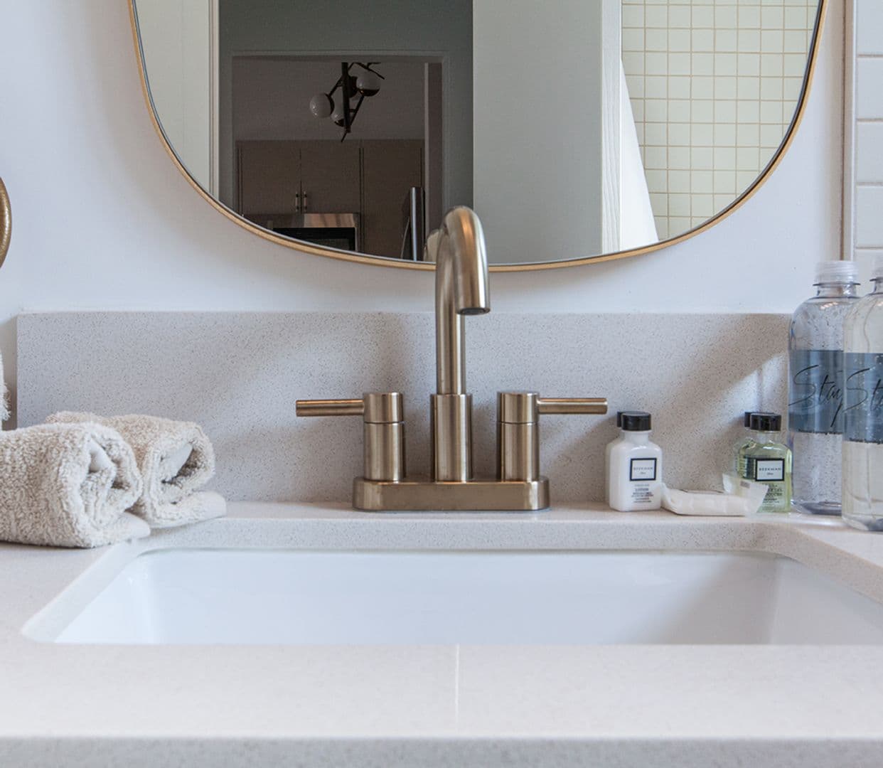 Los Angeles Apartment: 6871 Franklin Ave