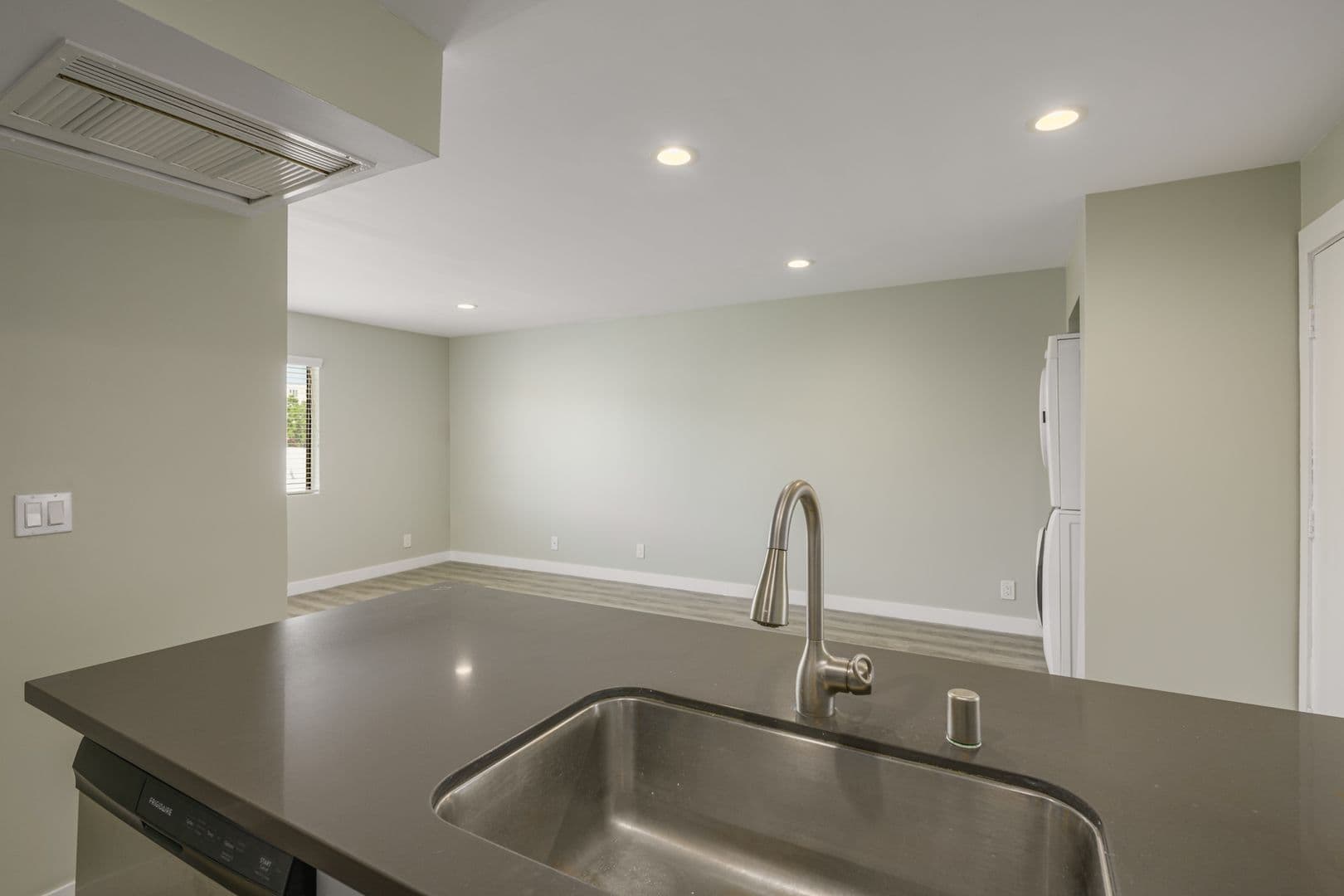 Los Angeles Apartment: 1535 N Kenmore Ave