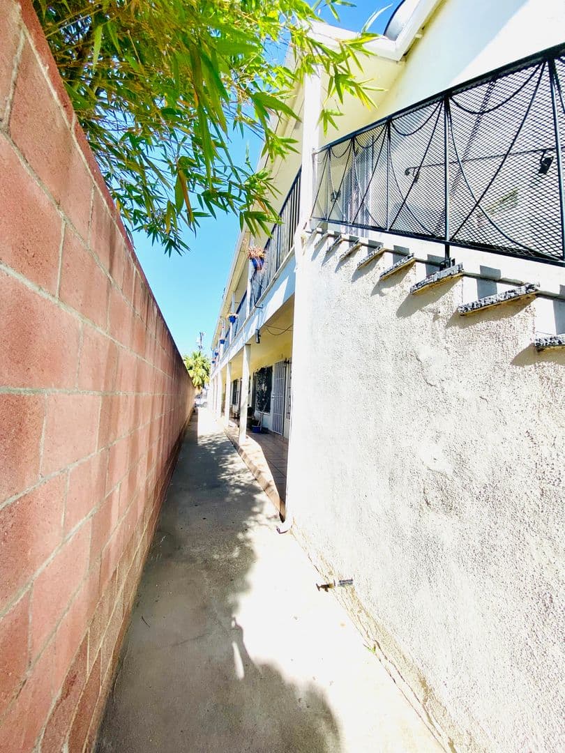 Los Angeles Apartment: 1249 N Edgemont Street
