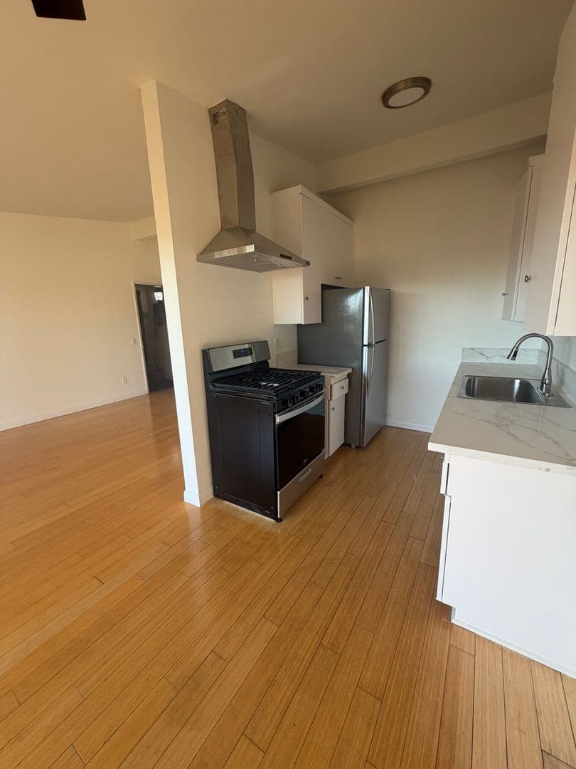 West Hollywood Apartment: 1326 N Flores Street