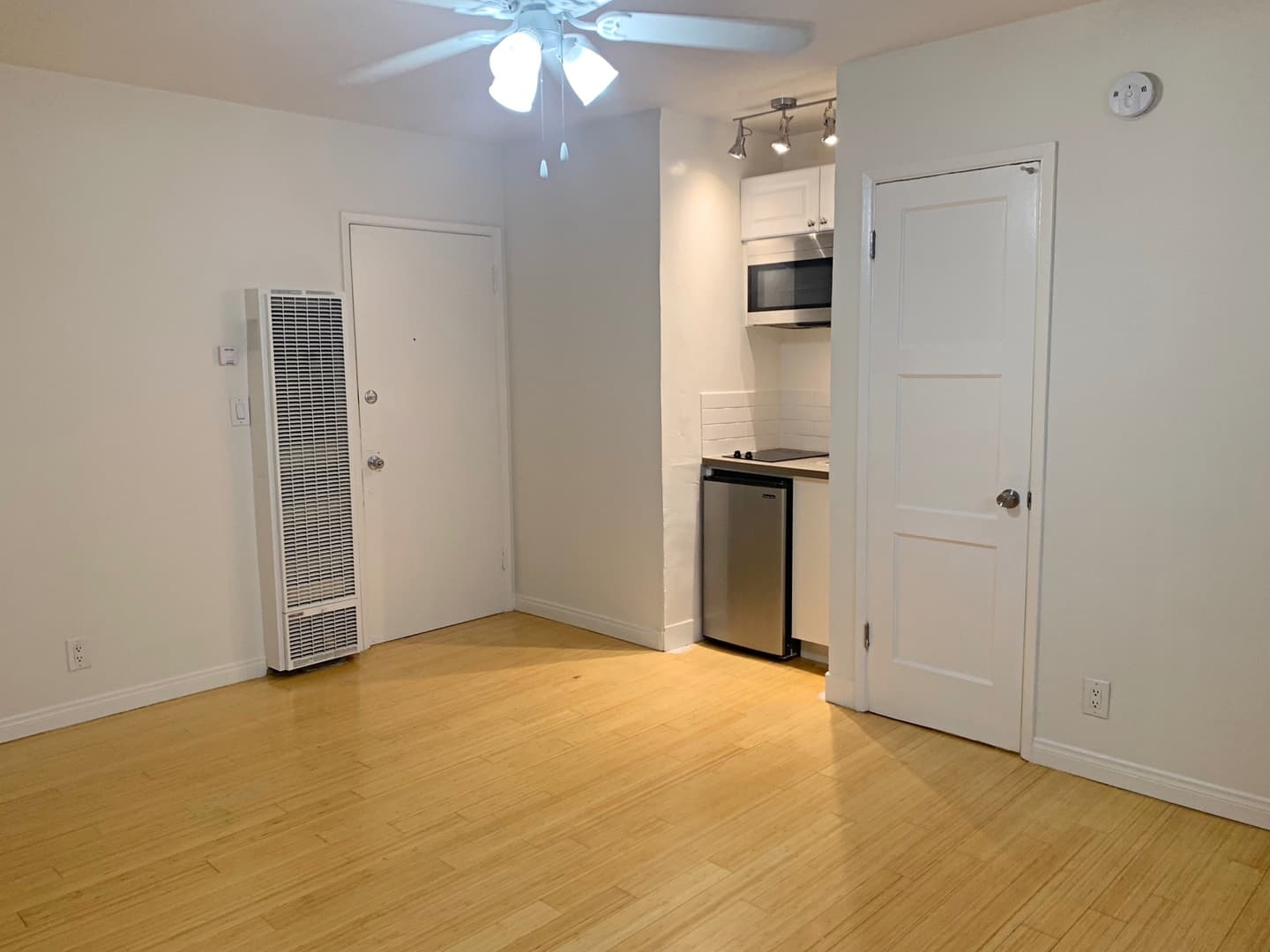 Los Angeles Apartment: 2589 S. Sepulveda Blvd
