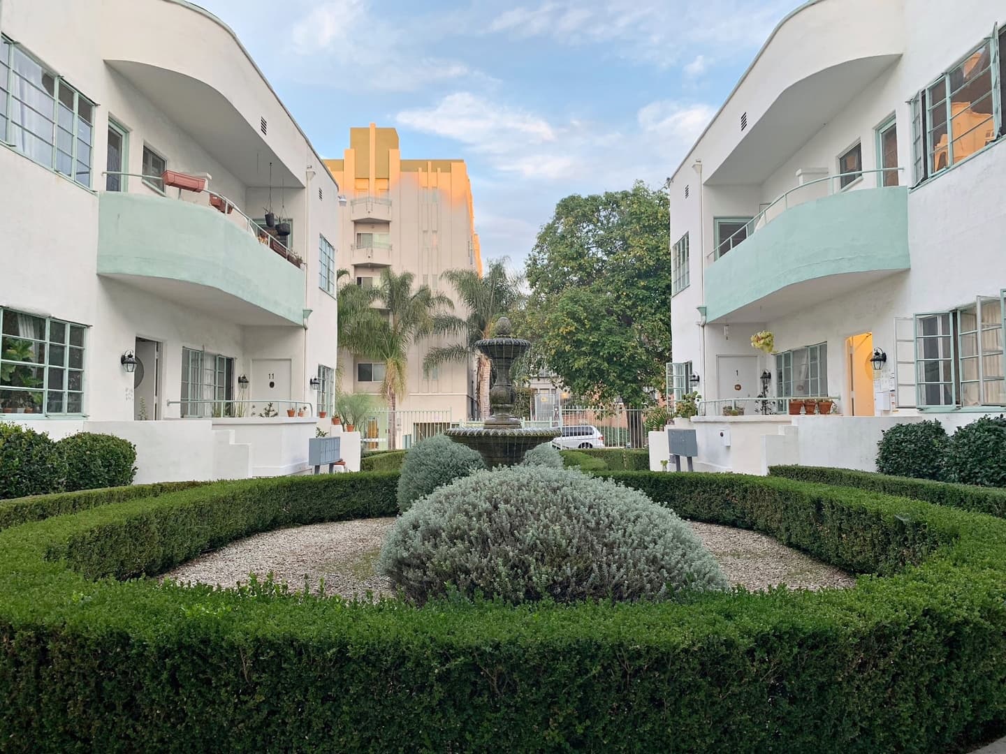 Los Angeles Apartment: 909 S Serrano Ave