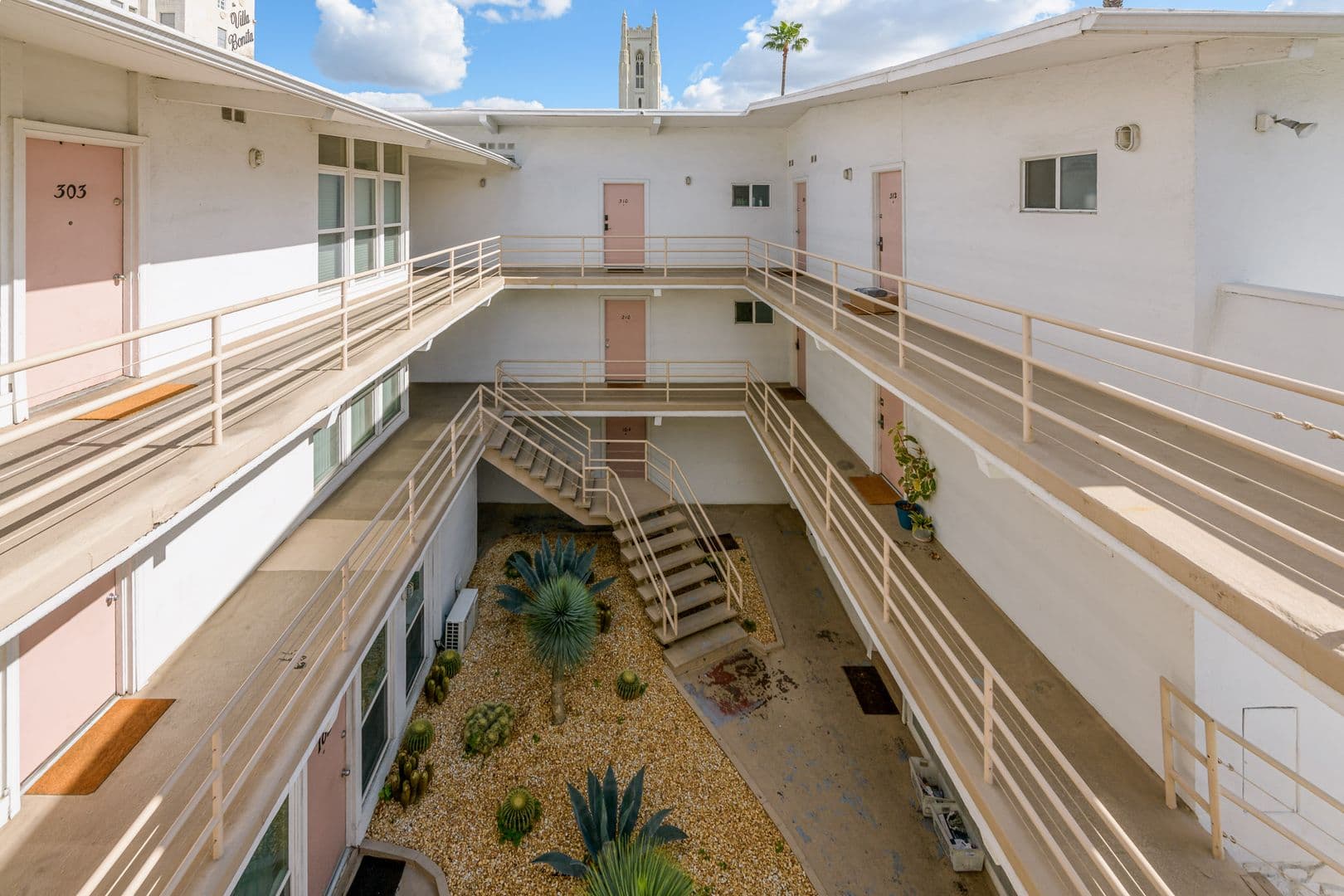 Los Angeles Apartment: 6871 Franklin Ave
