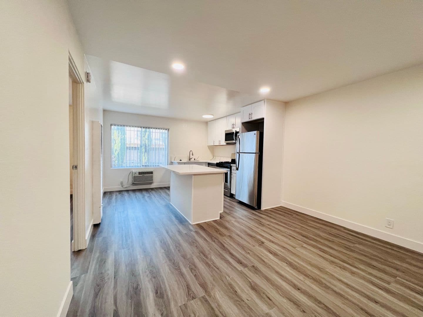 Van Nuys Apartment: 6861 Sepulveda Blvd