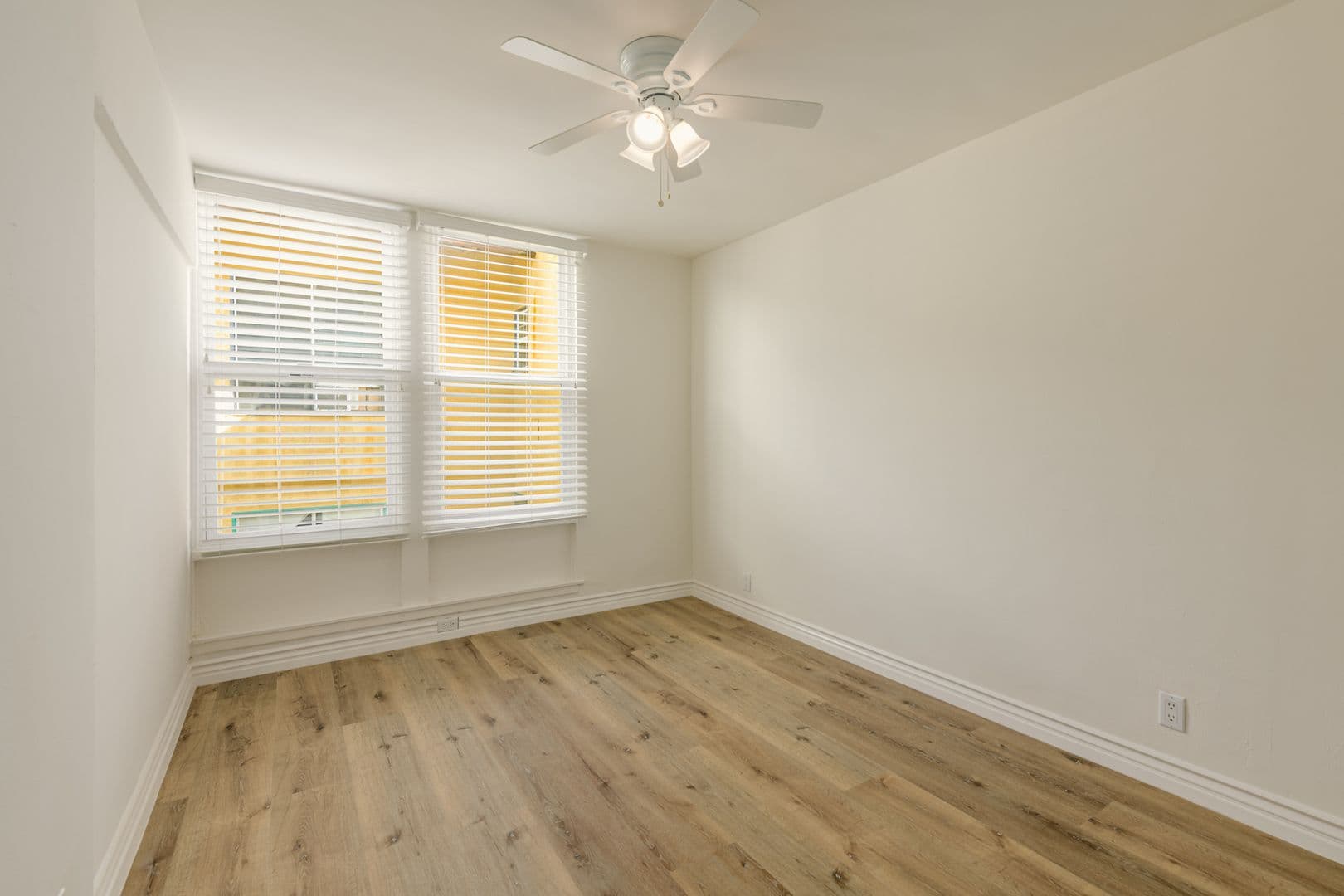 Los Angeles Apartment: 6871 Franklin Ave