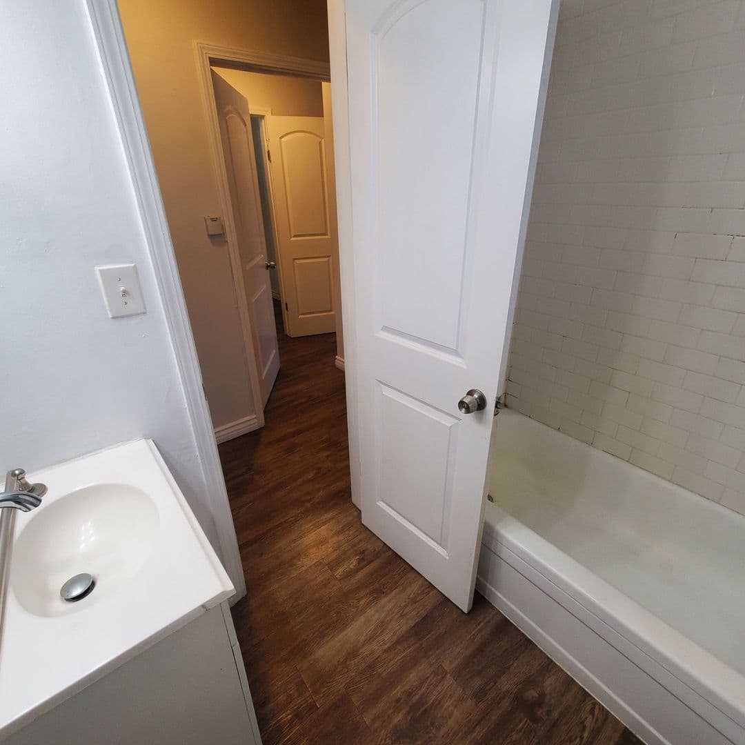 Los Angeles Apartment: 4845 Saturn Street