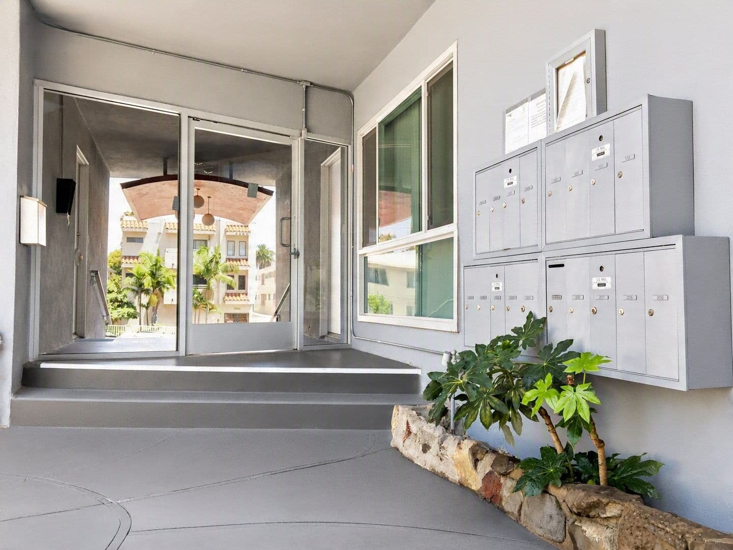 Los Angeles Apartment: 1851 Winona Blvd (Chatelet)