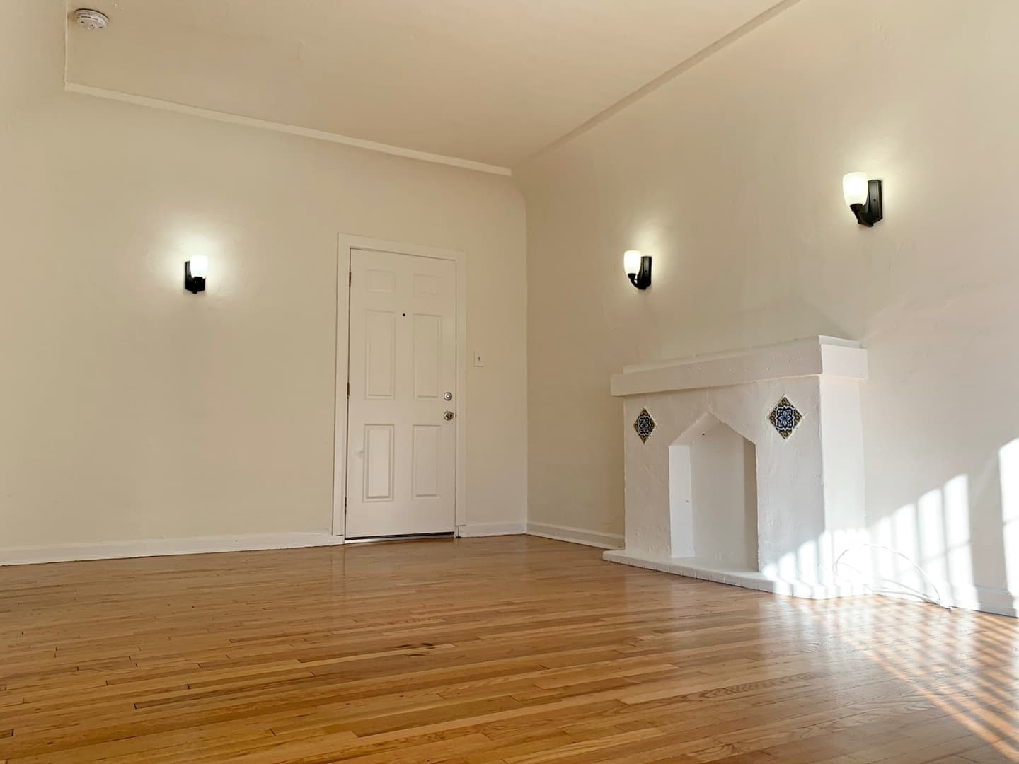 Los Angeles Apartment: 654 S Dunsmuir Ave
