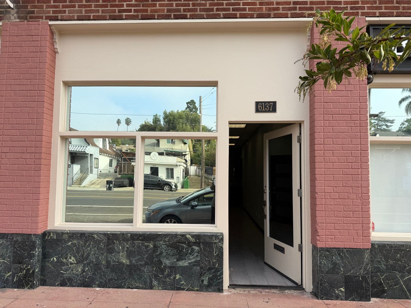 Los Angeles Apartment: 111 Hamlet St