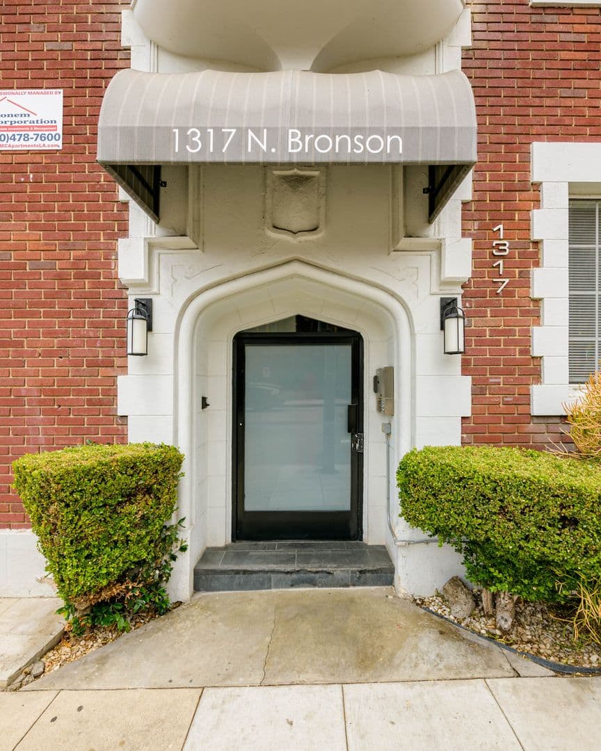 Los Angeles Apartment: 1317 N Bronson Ave