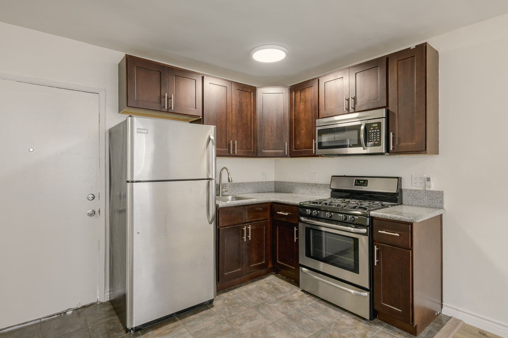 Los Angeles Apartment: 6871 Franklin Ave