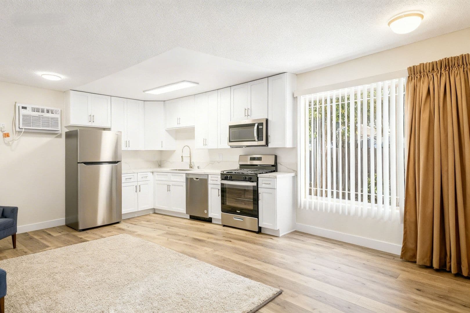 Van Nuys Apartment: 6861 Sepulveda Blvd