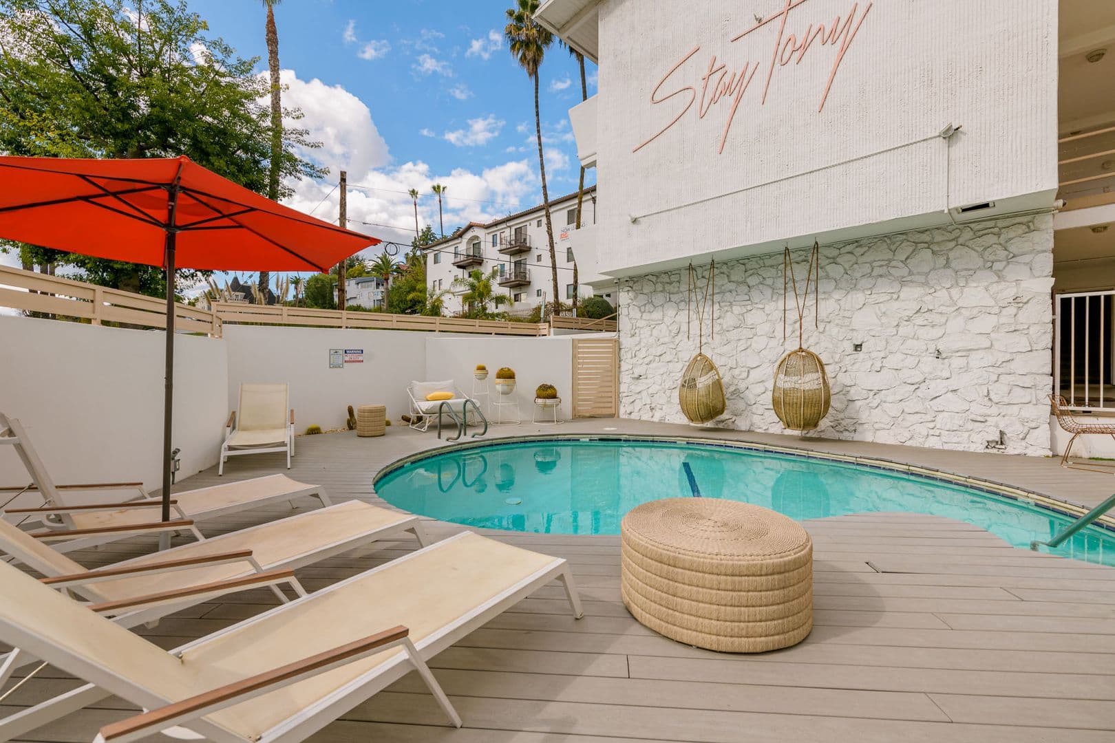 Los Angeles Apartment: 6871 Franklin Ave