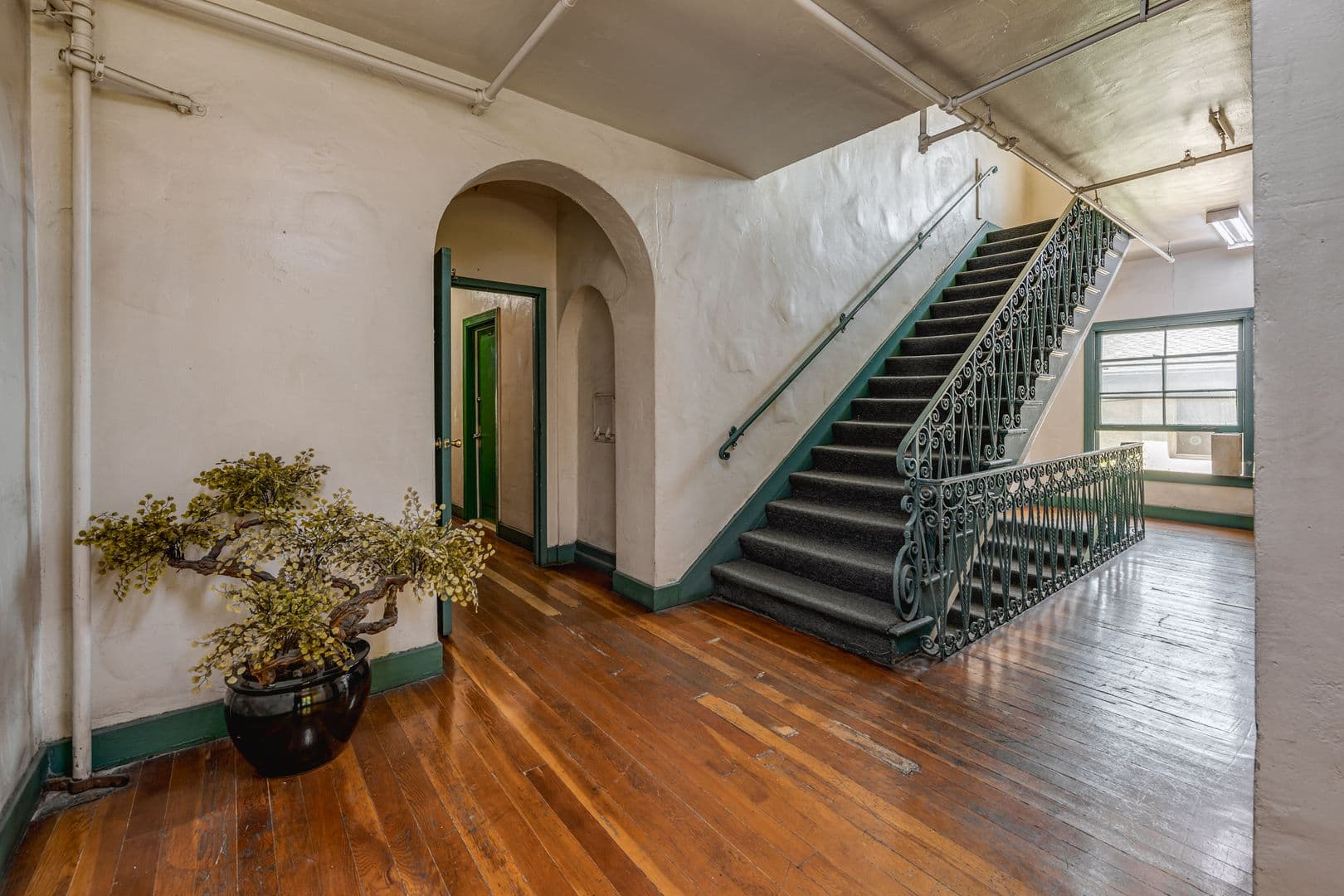 Los Angeles Apartment: 1623 N Mariposa Ave