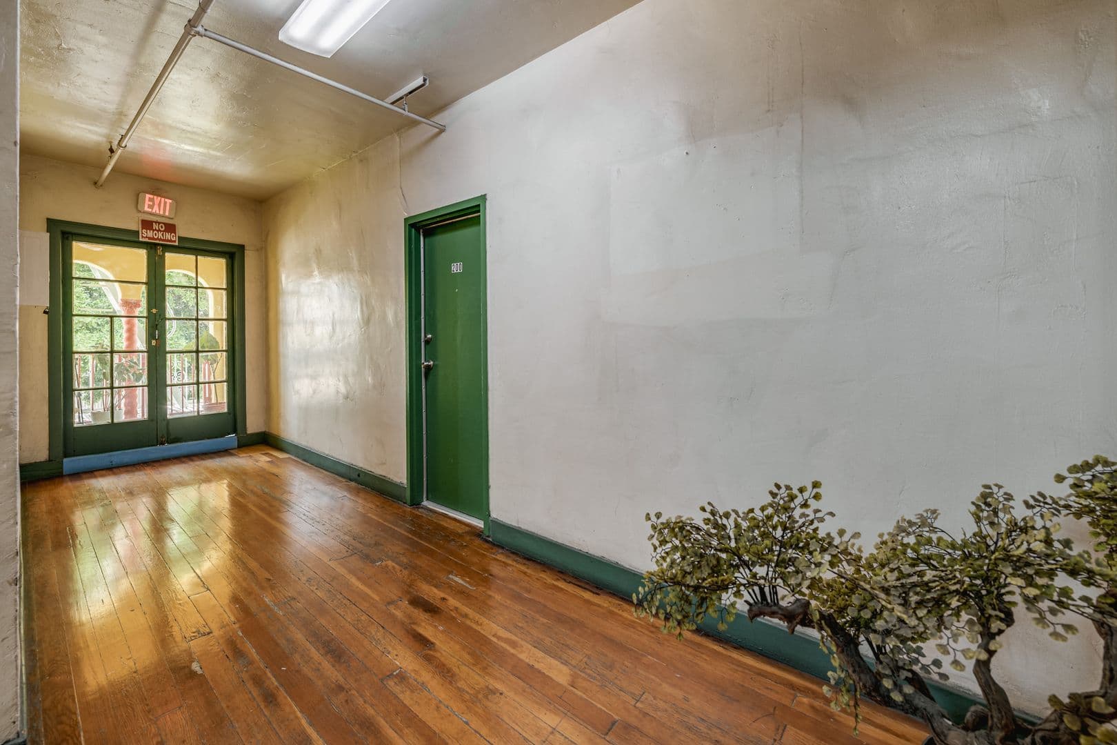 Los Angeles Apartment: 1623 N Mariposa Ave