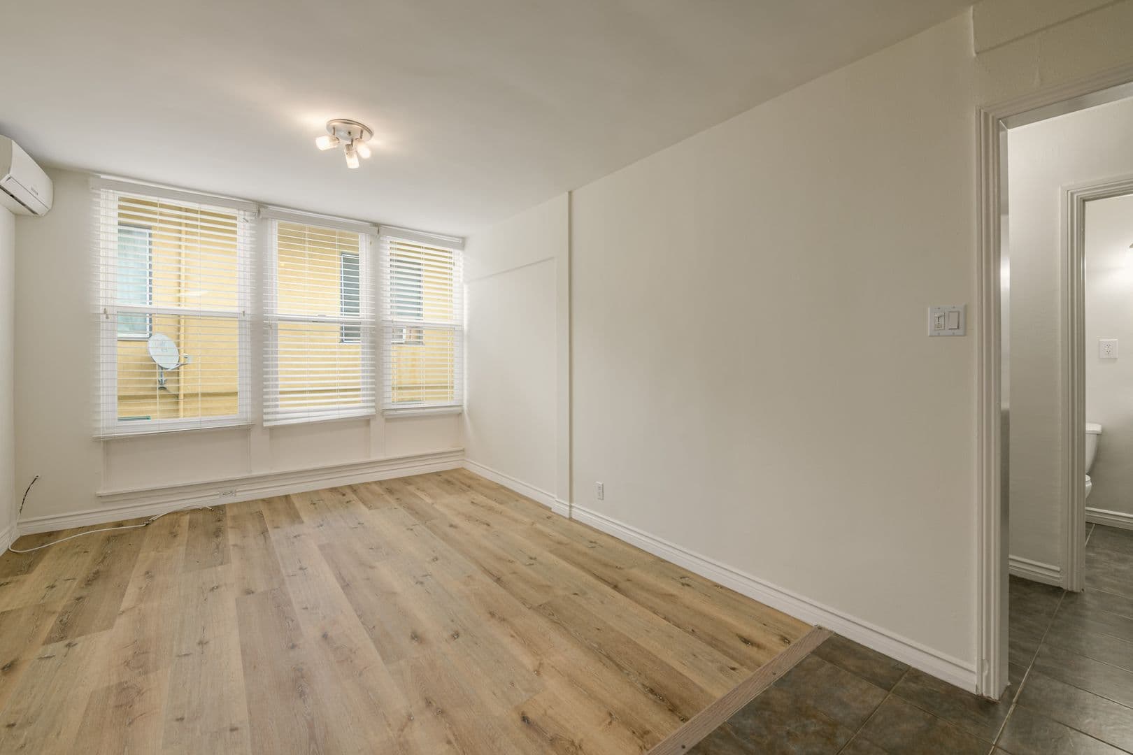 Los Angeles Apartment: 6871 Franklin Ave