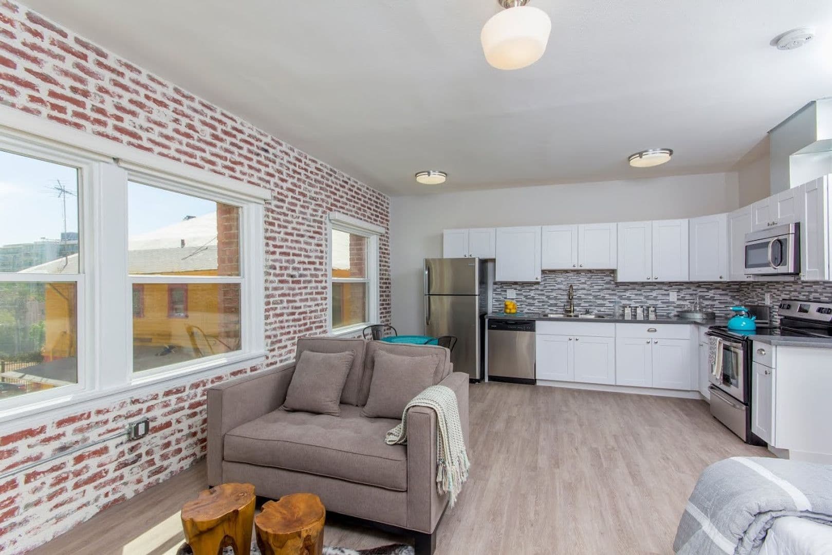 Los Angeles Apartment: 412 S Lake Street